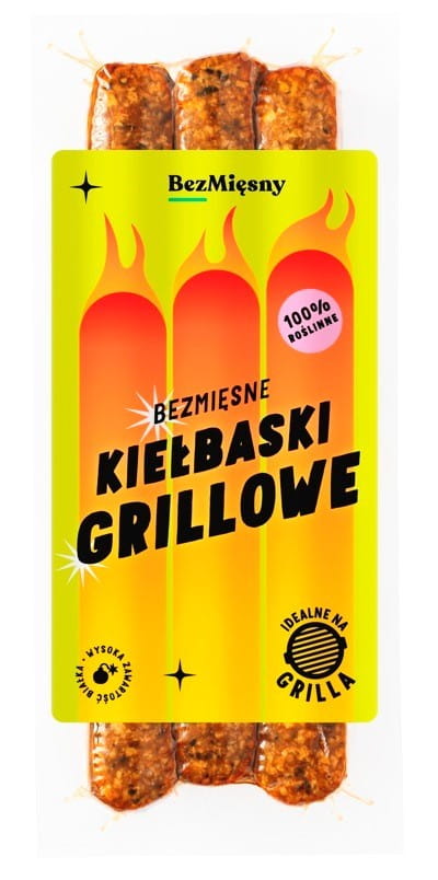 Vegetarische Grillwürste von BEZMIĘSNY MIĘSNY, 210g, auf einem Grill, mit Grillmuster und frischen Kräutern.