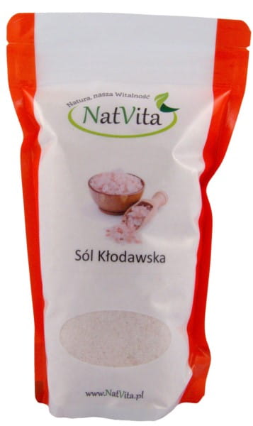 Feines rosa Kłodawa Salz in 700g Verpackung von NatVita, sichtbare Salzflocken in transparentem Behälter
