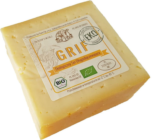 Bio-Käse Grif von SER FARM, Bauernkäse aus etwa 350 g, cremiger Schnittkäse mit natürlichem Geschmack, auf einem Holzbrett präsentiert