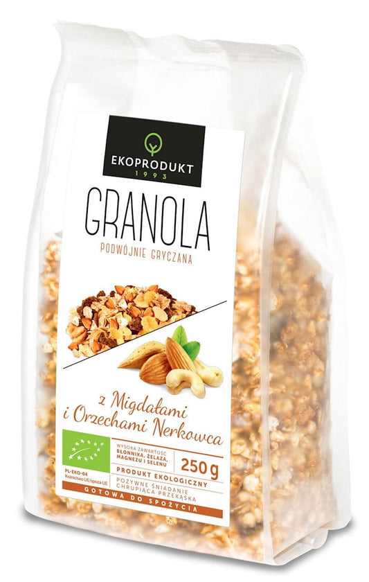 Bio Granola mit Mandeln und Cashewnüssen von EKOPRODUKT, Nahaufnahme der knusprigen, goldbraunen Müslimischung in 250 g Packung