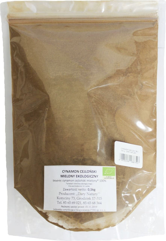 Gemahlener Bio-Ceylon-Zimt von DARY NATURY in 500 g Packung, feines braunes Zimtpulver auf weißem Hintergrund